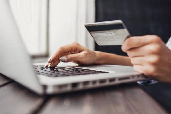 Donna Paga online con carta di credito