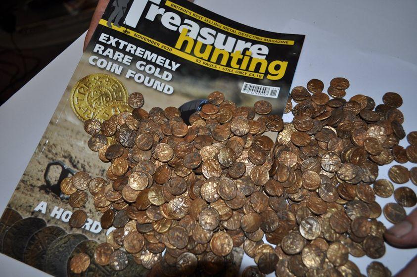 Inghilterra: Uomo scopre 1300 monete d'oro celtiche mentre fa birdwatching 2 Le 1300 monete d'oro dissotterrate dal fortunato signore inglese